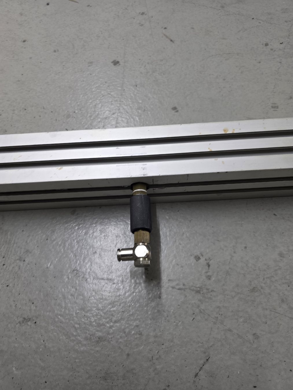 Altro per industria metallurgica: Profilbalken 355cm mit Pneumatik anschlüssen – Usato da Rüti ZH venduto da Madeira14 1