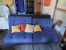 Canapé futon bleu 