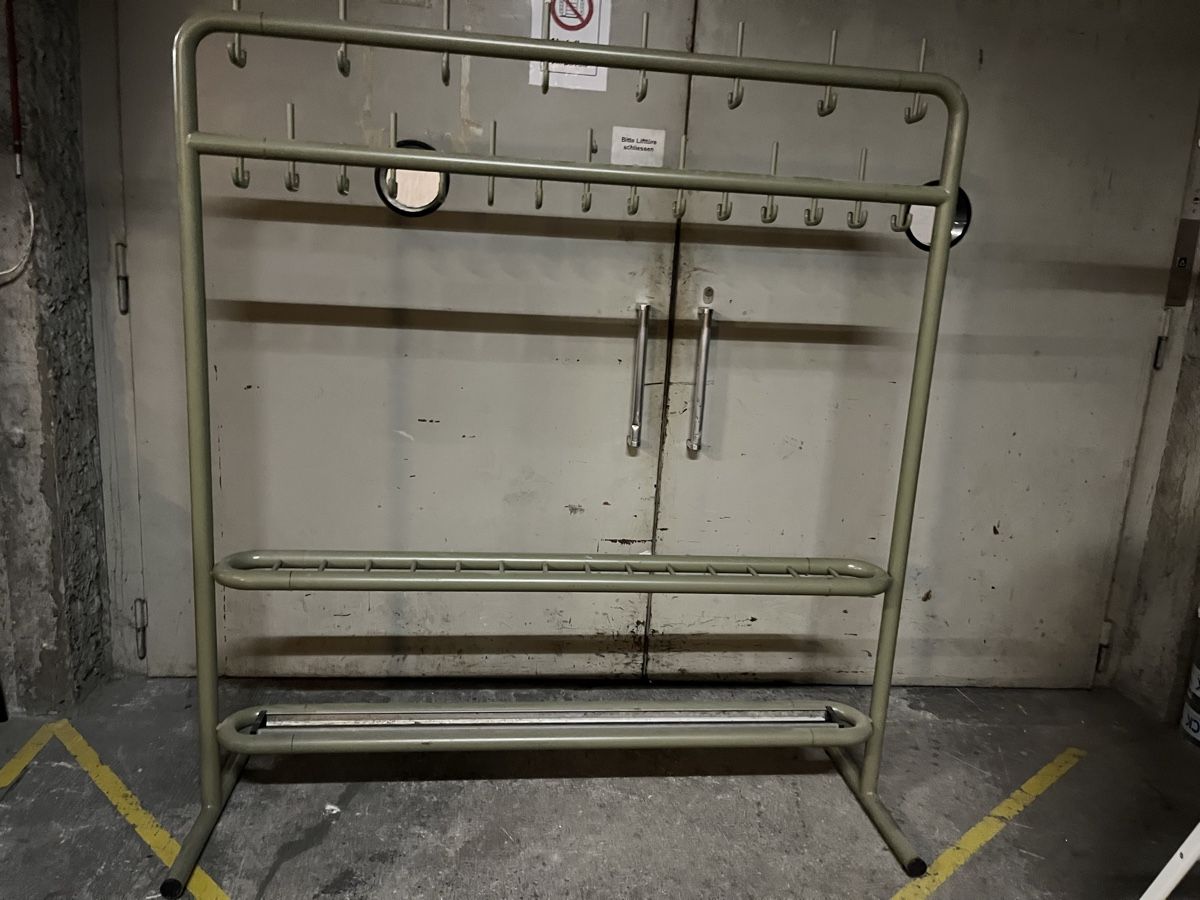 Guardaroba: Garderobe Kleiderständer Industrial – Usato da Münchenstein venduto da Sozial_Labor_Brocki