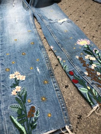 Jeans mit Applikation Blumen Grösse XS