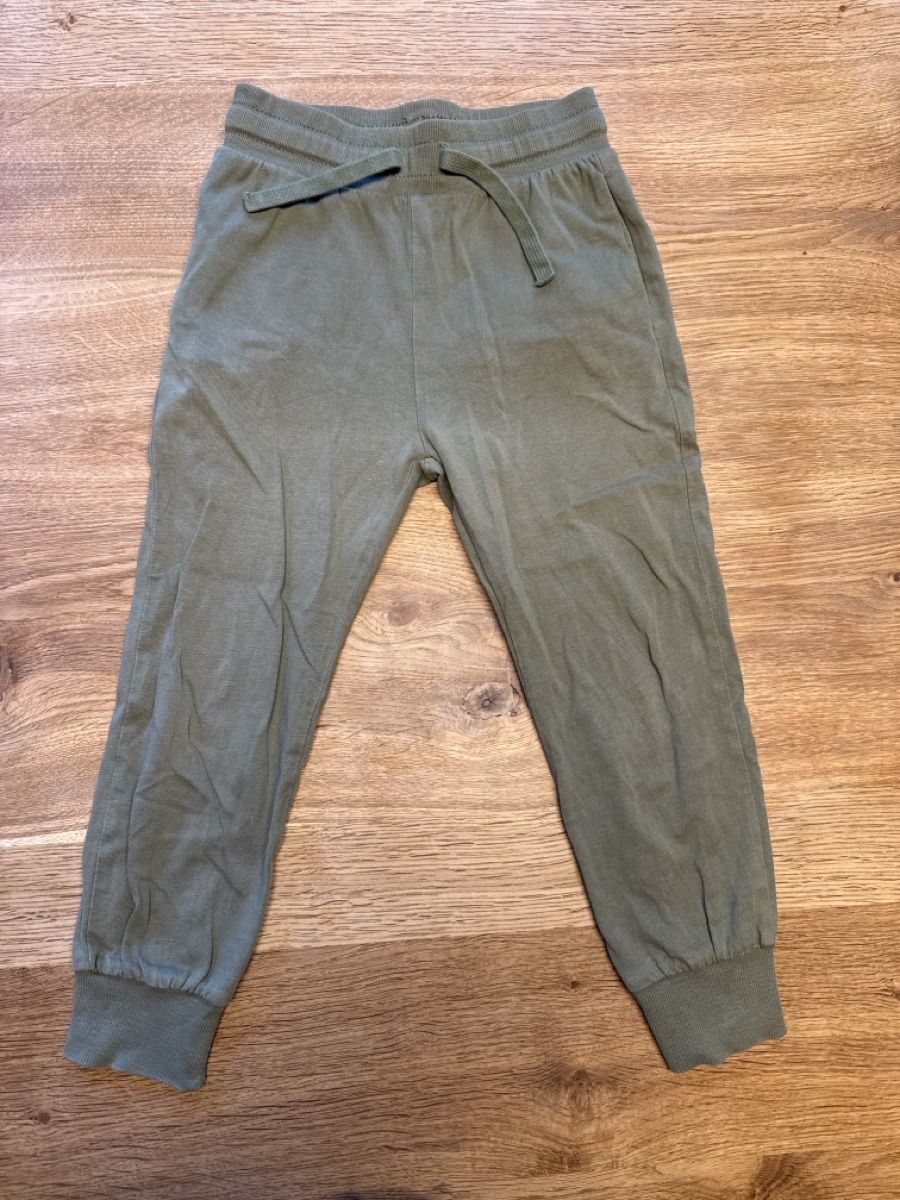 H&M Pantaloni: Hose Trainerhose Gr. 110 – Usato da Rohr b. Olten venduto da -FaLu-