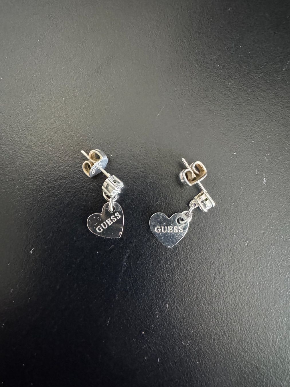 Guess Orecchini pendenti & Orecchini a lobo: GUESS Herz Ohrstecker silber – Usato da Bonstetten venduto da VCLS