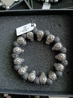 Bracelet Têtes de Mort Argentées et Pierres de Lave! Style!