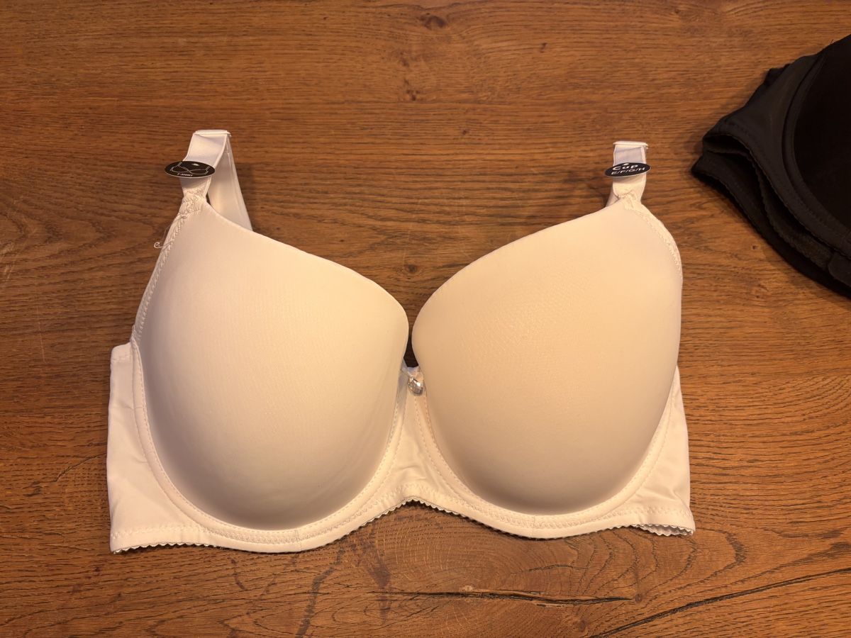 Sonstige Unterwäsche: Neuer BH Grösse 85F – Neu und originalverpackt aus Leuzigen von Fjleu