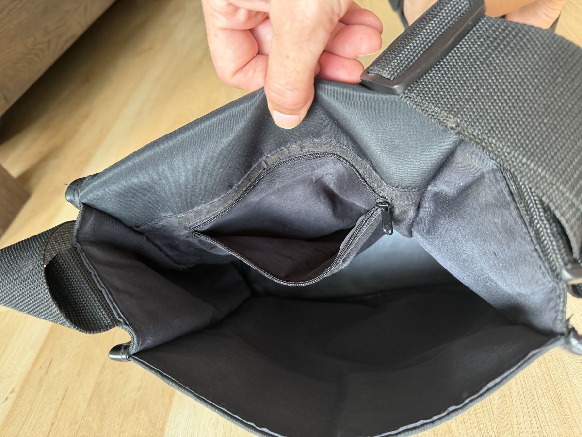 Taschen für Damen: Handtasche schwarz mit Kuhfelloptik – Gebraucht aus Chur von mir_8ns7 5