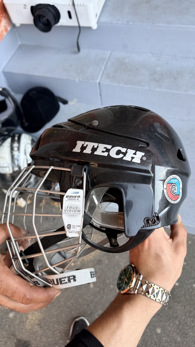 Caschi: Eishockeyhelm ITECH mit BAUER Gitter Schwarz – Usato da Winterthur venduto da Alawi_47 4