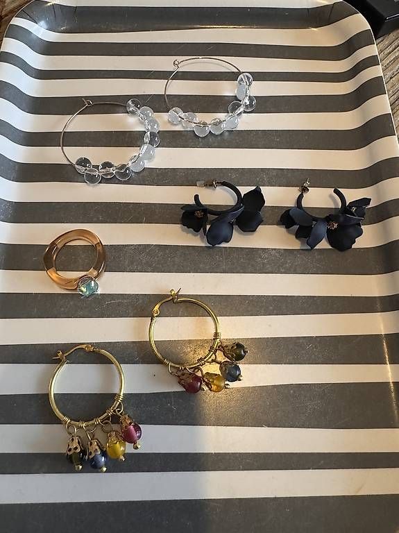 Altri gioielli: Kit de boucles d'oreilles et bague  – Usato da Lausanne venduto da ang_ks77