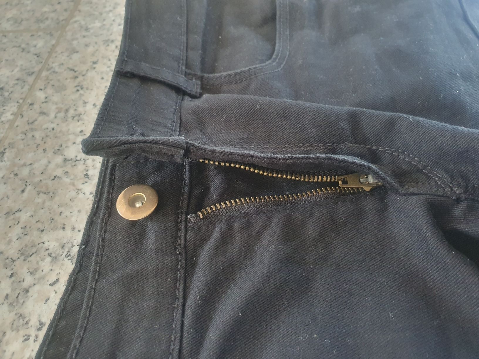H&M Pantaloni: Schwarze H&M Shorts, Grösse 36 – Usato da Moosseedorf venduto da Sonnenschein.. 3