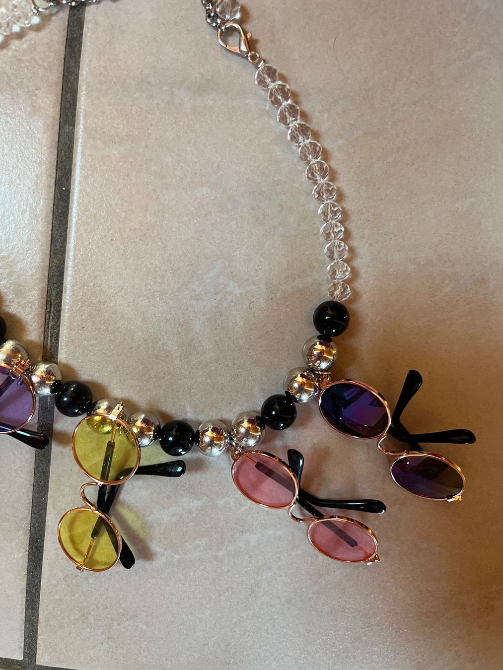 Catenine: Collier très original lunettes de soleil multicolore tbe – Usato da Porrentruy venduto da Madamebovary 2