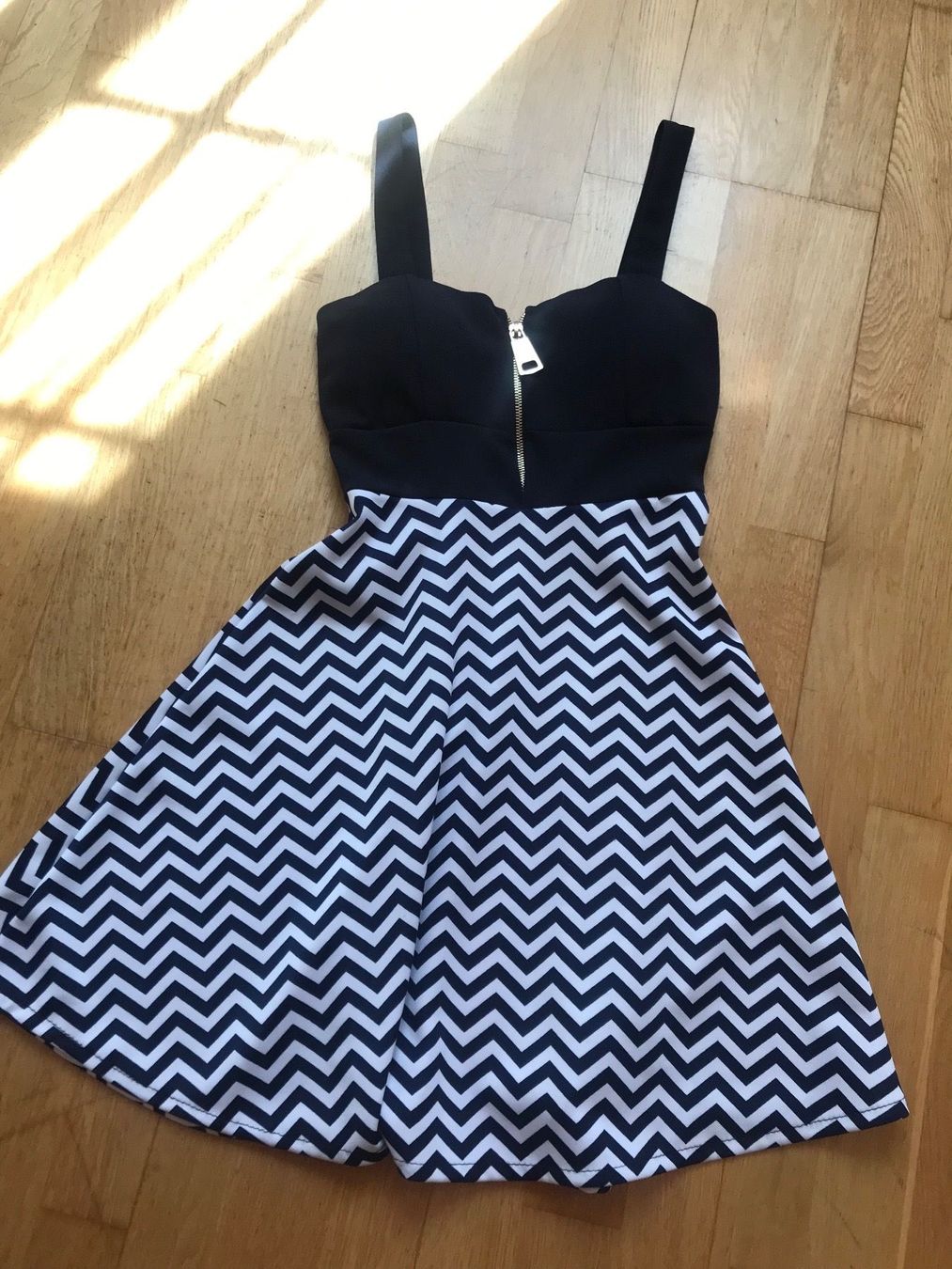Robes: Kleid gr 34 – Neuf (Voir description) à Sempach par katzaana3