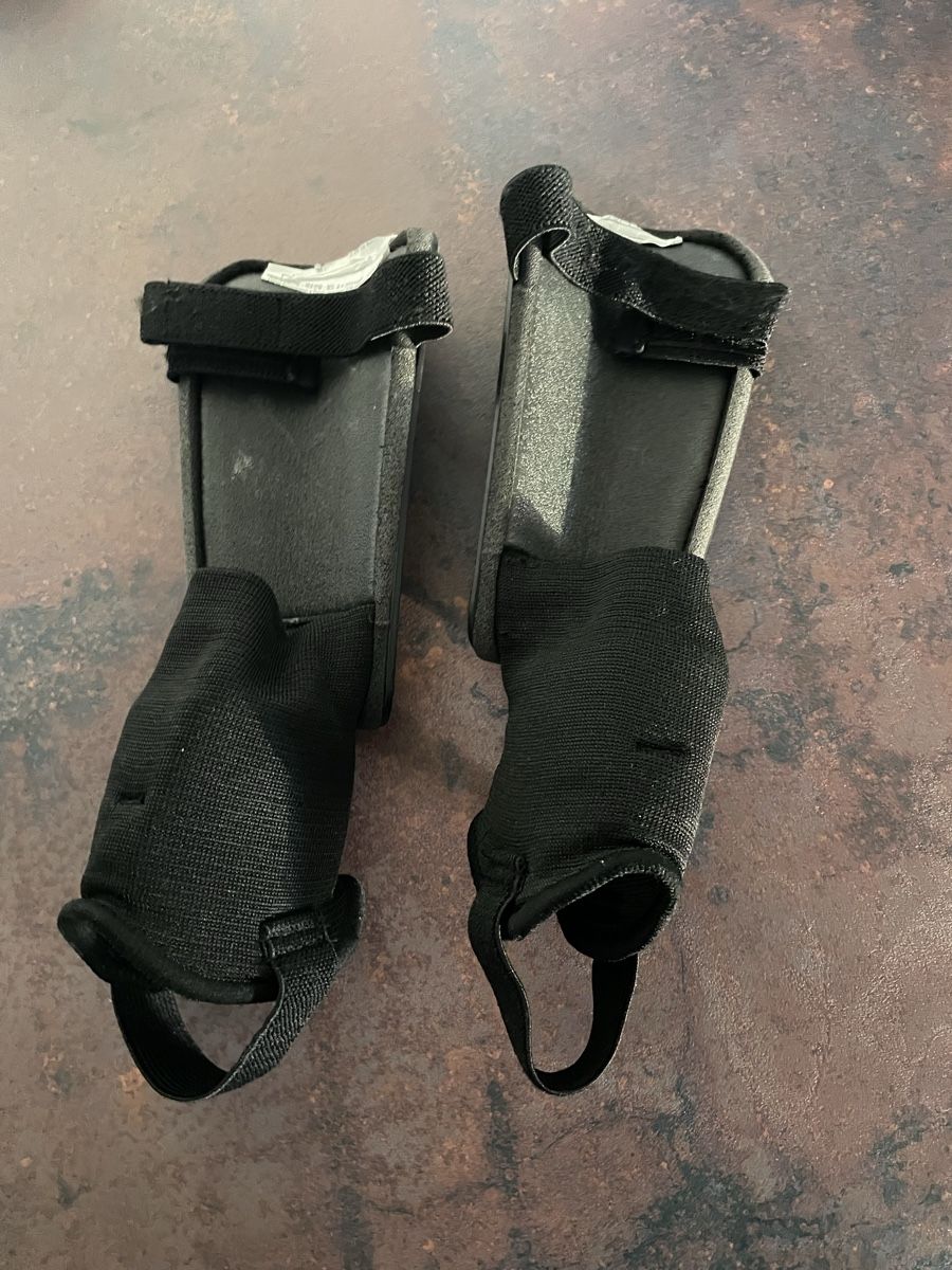 Decathlon Protections: Fussballschienbeinschoner ca. 8j. – D'occasion à Fehraltorf par Nadja0205 1