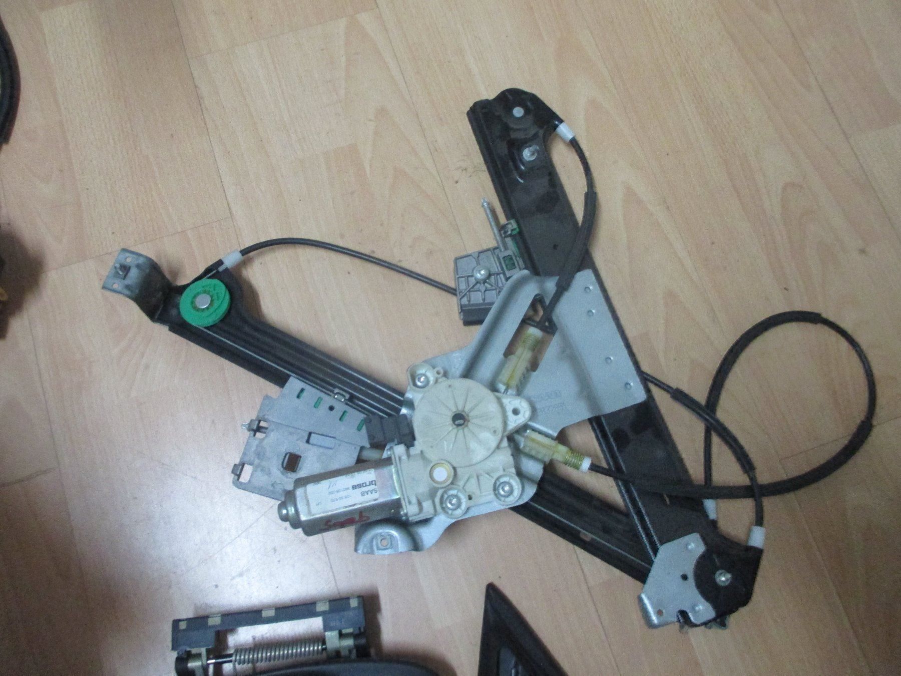 Tutti pezzi di ricambio auto: Saab 9-3 Cabrio Fensterheber + mehr... – Usato da Schafisheim venduto da Sprint33 1