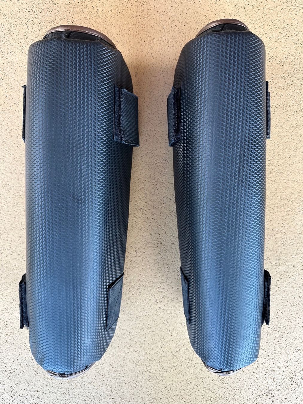 Protezioni & Imbottiture: Protège-tibia Outshock pour sport de combat – Nuovo (secondo la descrizione) da St-Gingolph venduto da GoldenKeys 1