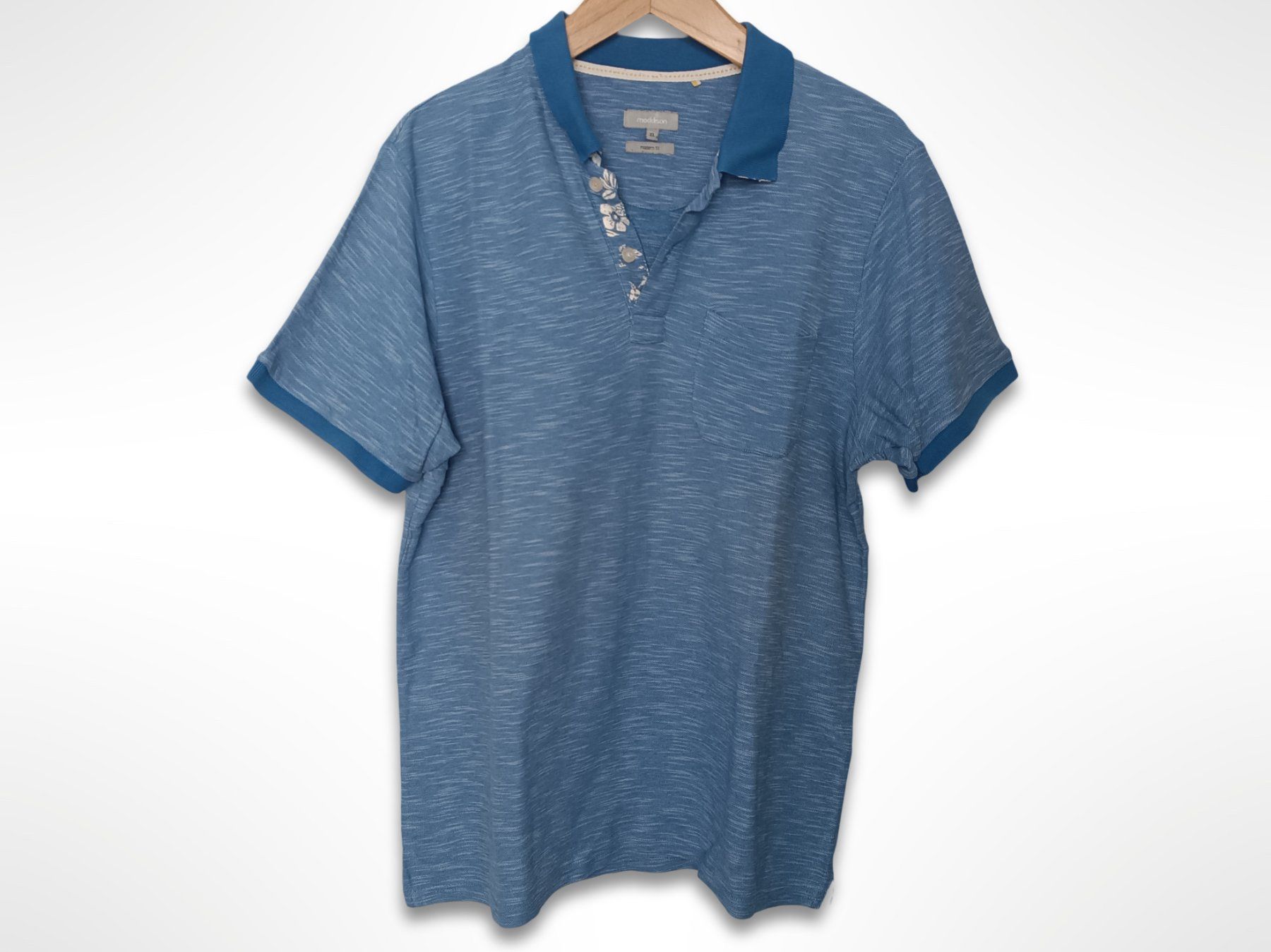 Maddison Polos: MADDISON Hellblaues Poloshirt Gr. XL – D'occasion à Suhr par Restwert_Suhr