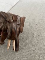 Handgeschnitzter Elefant aus Holz, Deko für den Winter