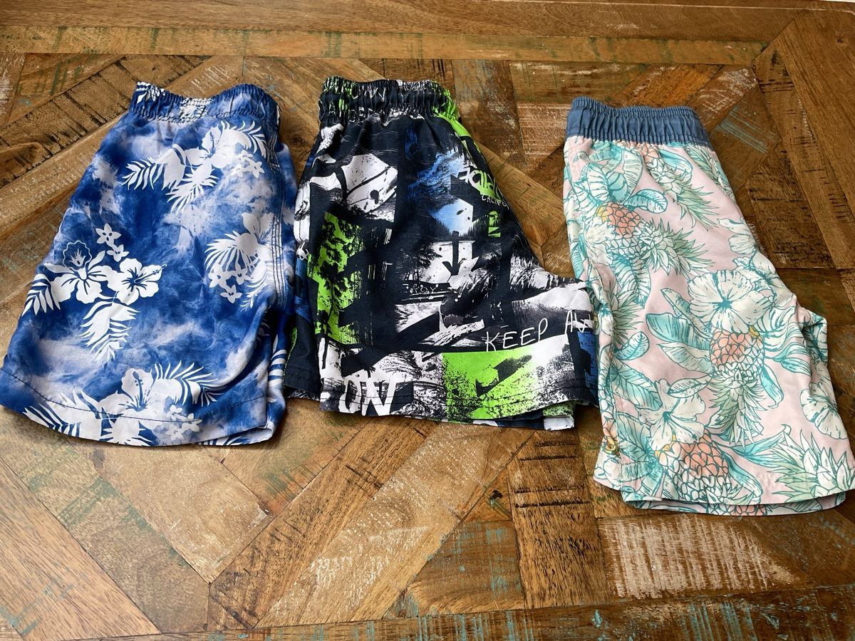Lotti & Set di vestiti: 3 Badehosen Gr. 128 – Usato da Bachenbülach venduto da Sybeco
