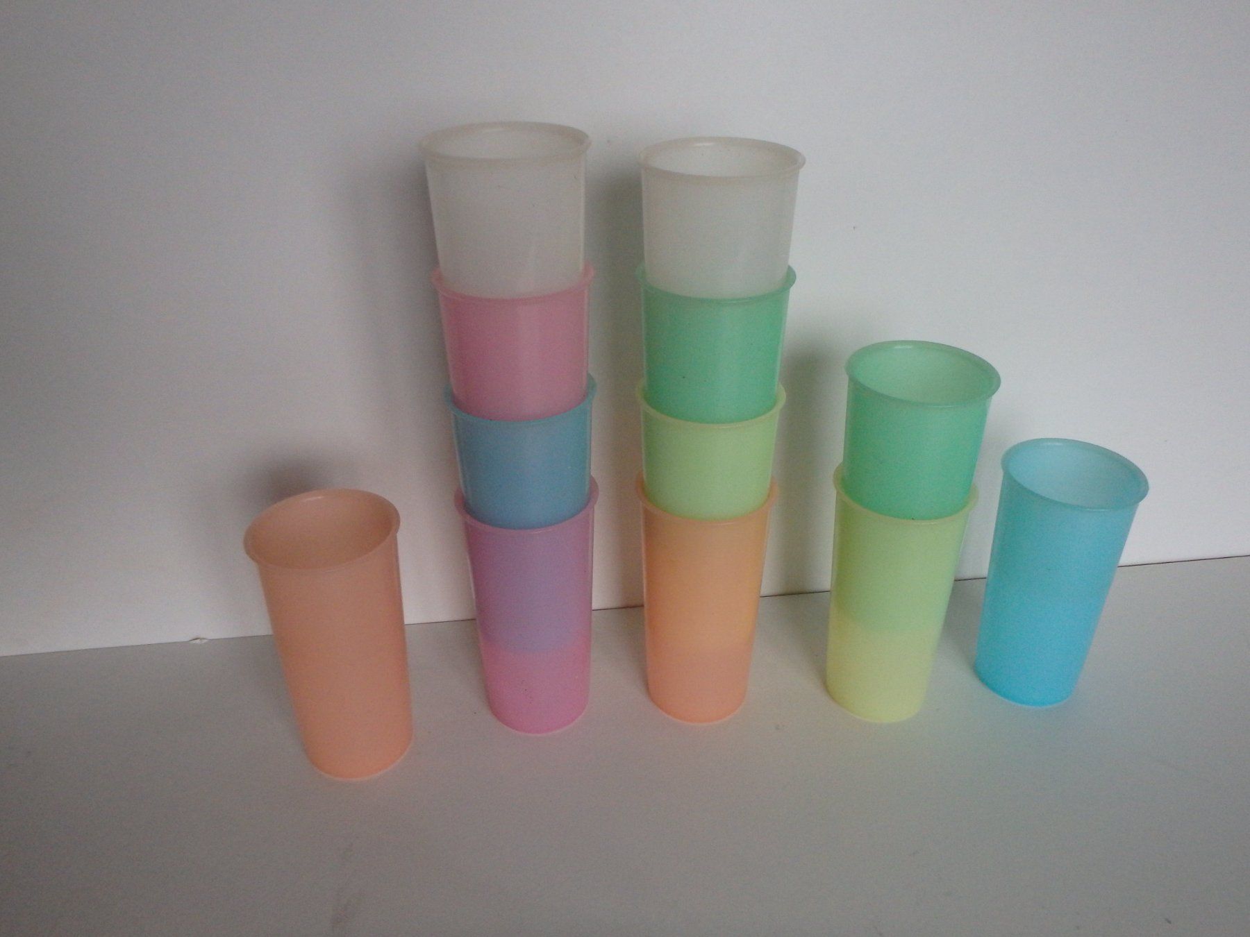 Tupperware Contenitori & Simili: 12 pastellfarbige TUPPERWARE Gläser – Usato da Schöfflisdorf venduto da pullux 1