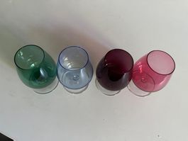 4 verschiedenfarbige Gläser