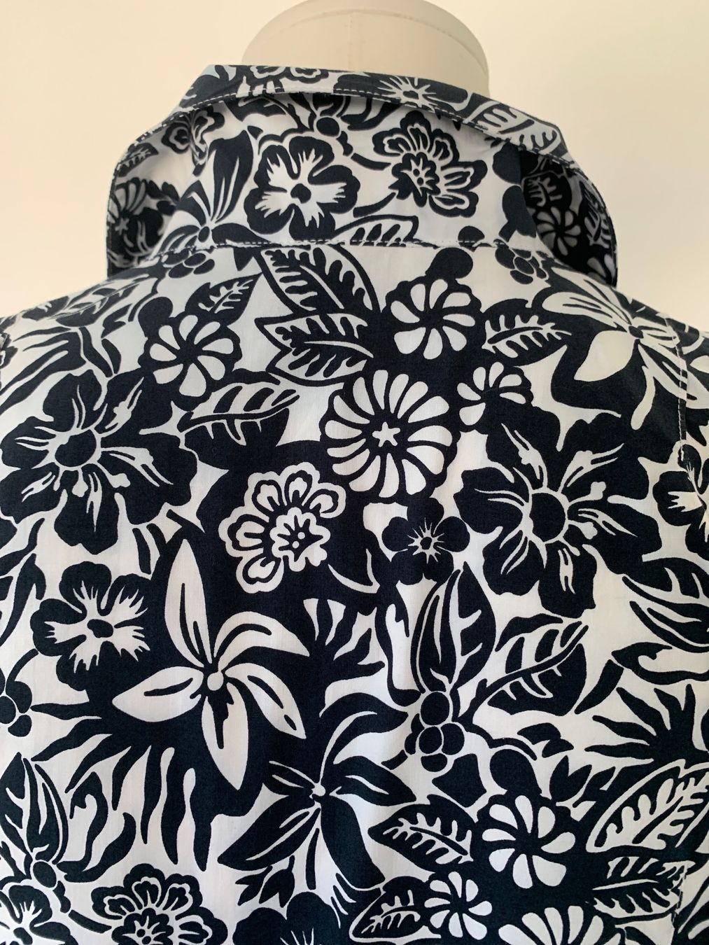 Bogner Camicette: BOGNER: Hübsche, dunkelblau gemusterte Sommerbluse, Gr. 36 – Usato da Luzern venduto da designluzern 5