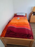Lit simple en bois avec sommier, état d'occasion