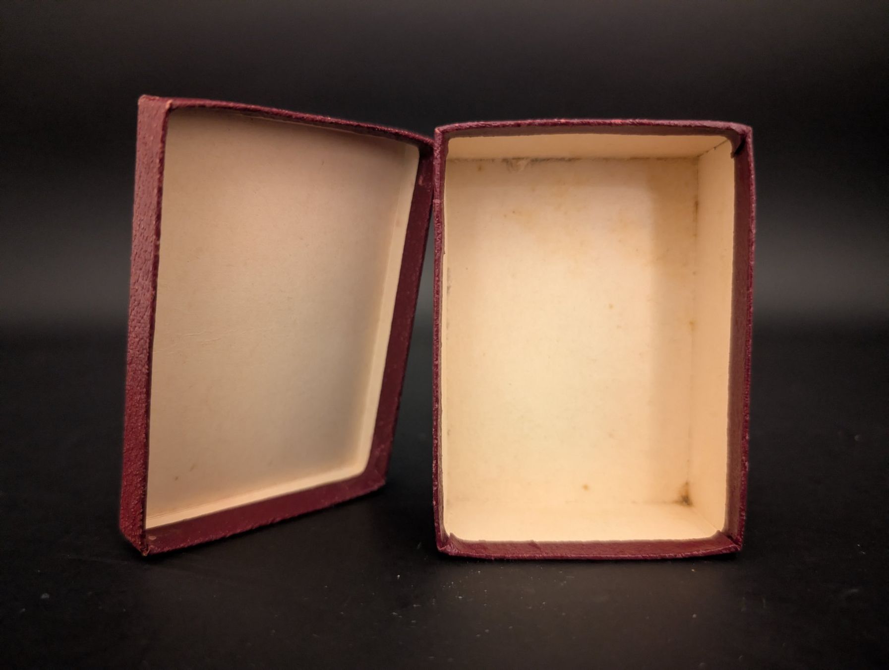 Uhrenboxen: VINTAGE JAEGER Uhren Box Burgunderrot – Gebraucht aus Schaffhausen von Restwert_SH 4