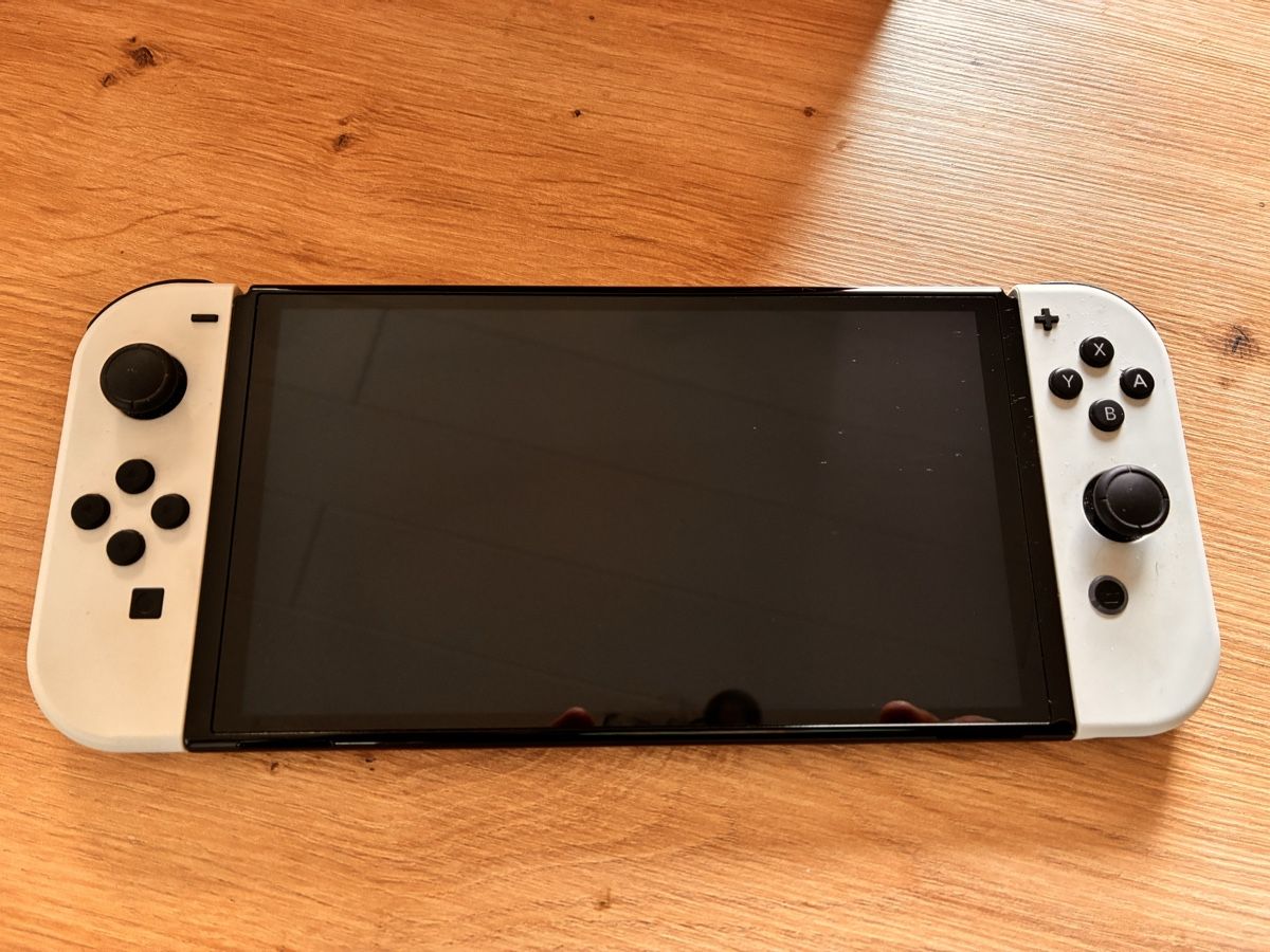 Nintendo Console: Nintendo Switch OLED Weiss Wie Neu – Usato da Möriken AG venduto da mat_qk5v 2