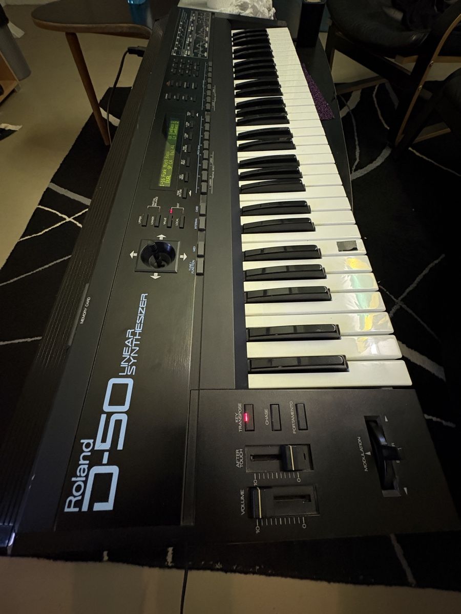 Roland Strumenti musicali: Clavier Roland D-50, synthétiseur – Usato da Porrentruy venduto da qwentoz