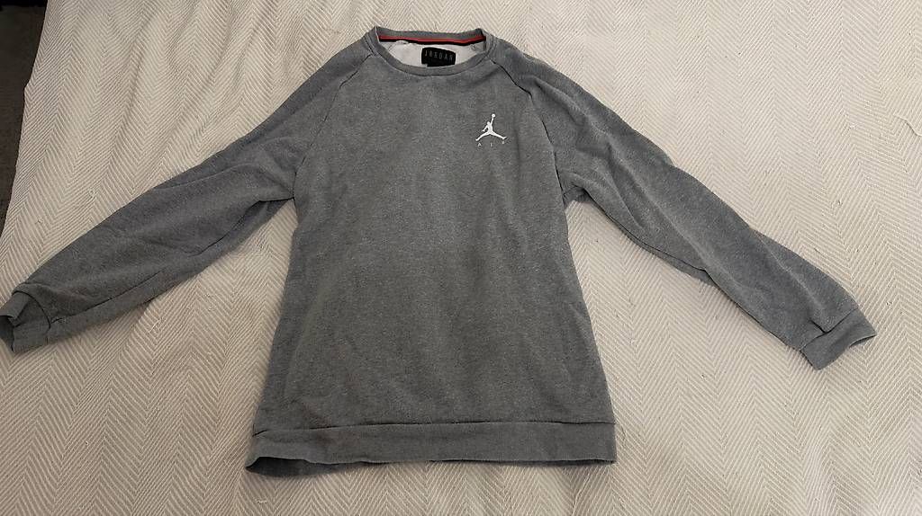 Pulls & Sweat-shirts: Nike Air Jordan Pullover grau – D'occasion à Brunnen par sea_c7bm