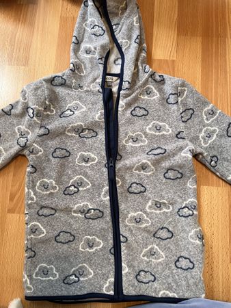 Kuschelige Fleecejacke mit Wolken-Motiv, Grösse 134