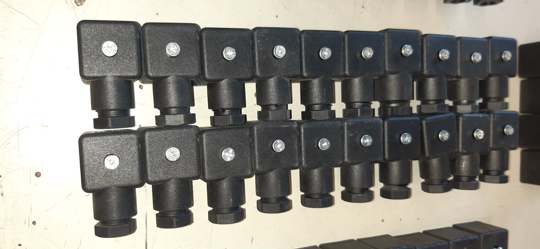 Componenti elettronici: 20 Stk. Ventilstecker Bauform A 18mm Hirschmann – Usato da Fehraltorf venduto da STEMAC01TK