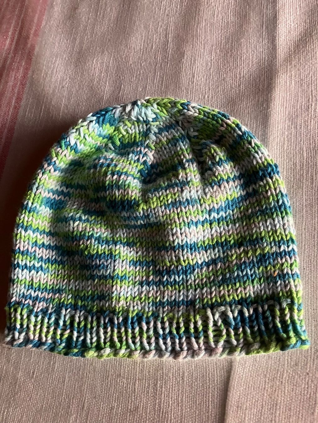Vestiti & Gonne: Kleines warmes gestricktes Häubchen. – Nuovo e nell'imballaggio originale da Reichenbach i. K. venduto da haferflocken07