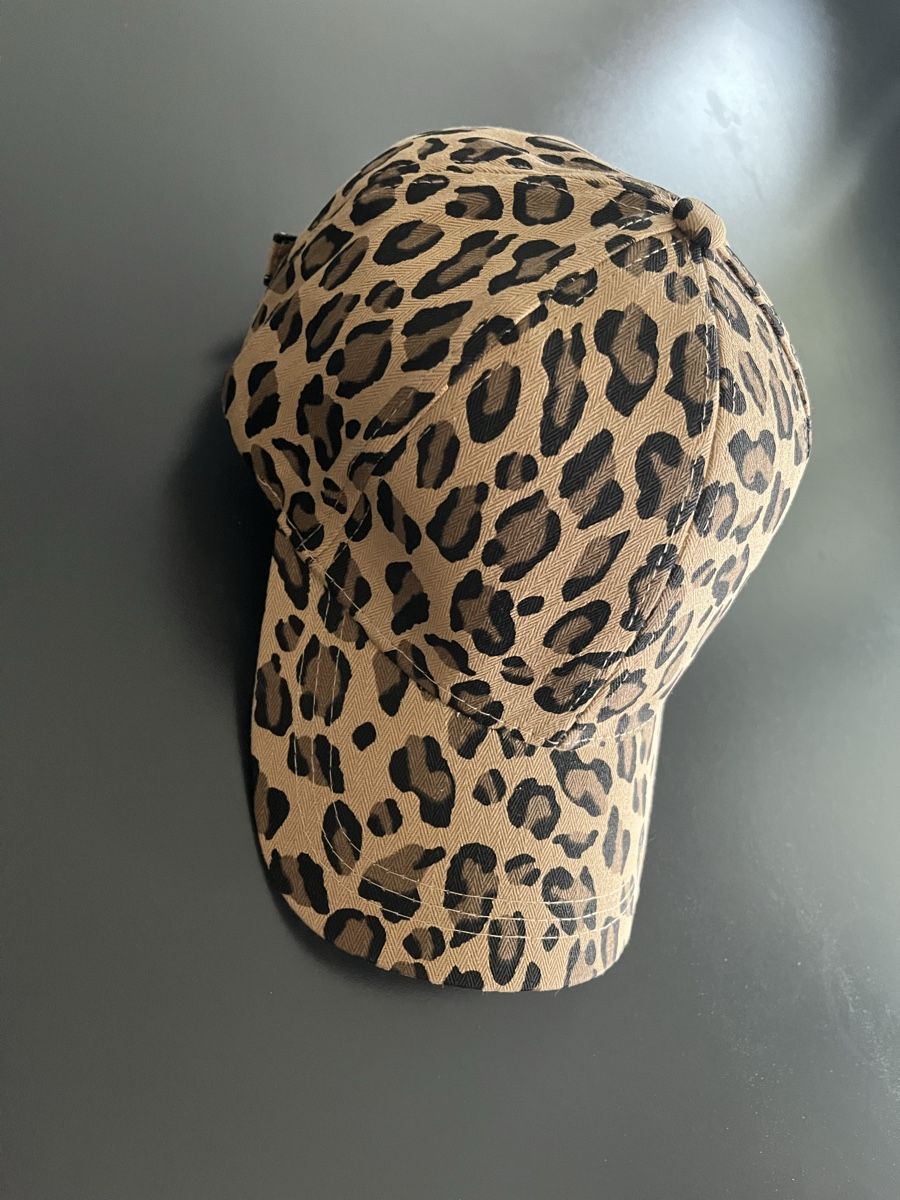 Altro in Moda donna: Coole Cap mit Leo-Muster – Nuovo (secondo la descrizione) da Kradolf venduto da bstr.9105