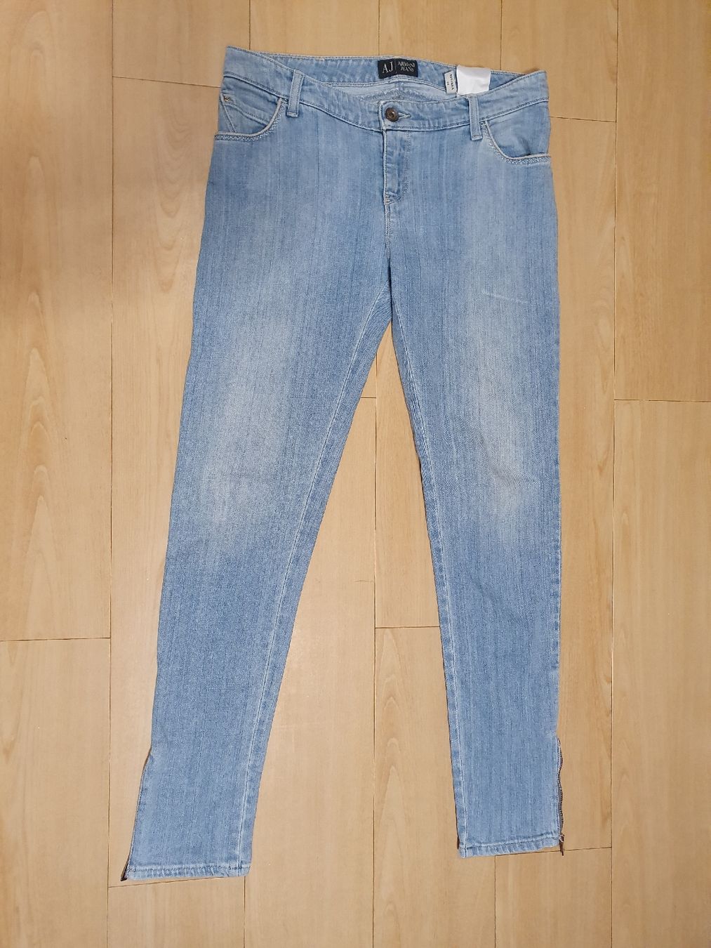 Armani Jeans: Fraue Armani Jeans Gr. 27 HellBlau – Usato da Val D Illiez venduto da SnowRoof 1
