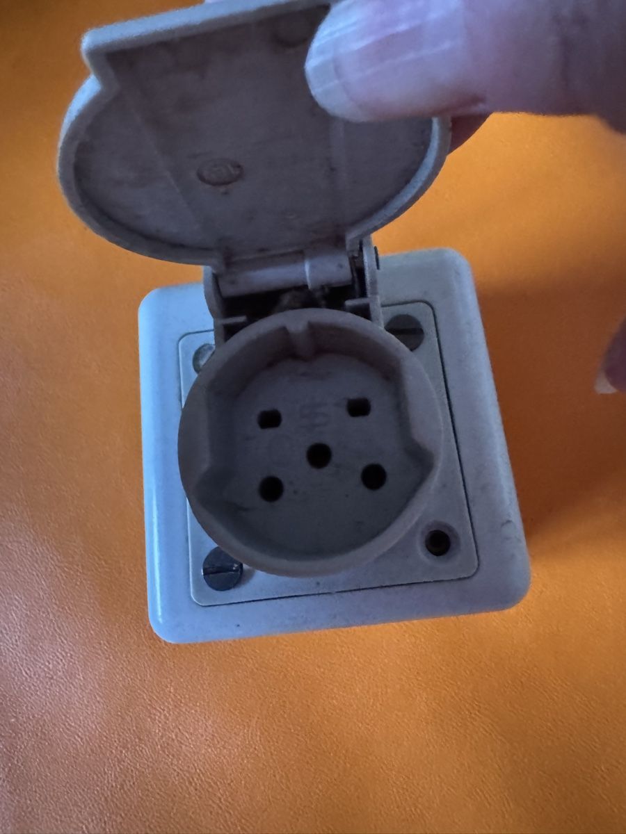 Componenti elettronici: Diverse Elektro-Stecker – Usato da Oberentfelden venduto da Judyku 6