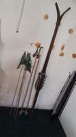 Historisches Ski-Set, mit Stöcken und Fähnchen, guteerhalten