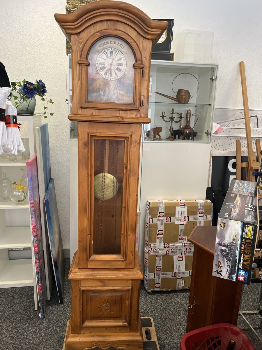 Orologi da terra & Orologi da parete: Rustikale Standuhr, Handgeschnitzt, "Nimm Dir Zeit" – Usato da Rorschach venduto da TrendyDeals