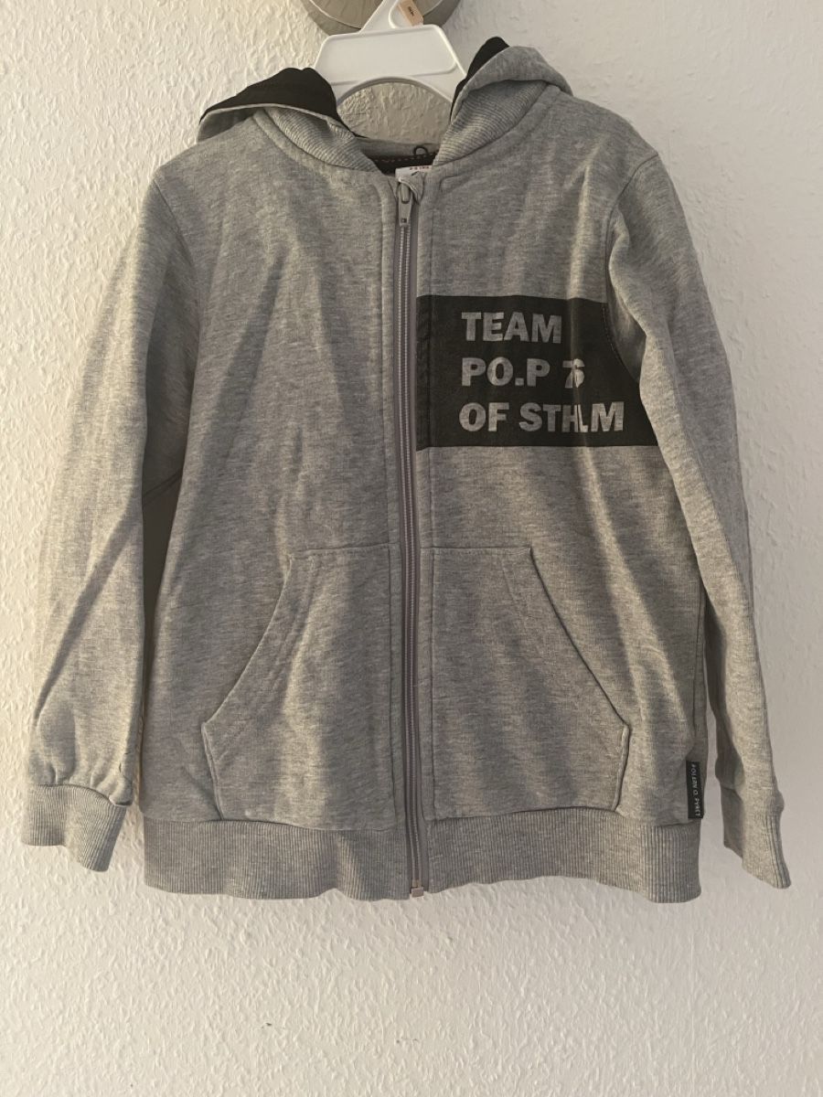 Pullover & Sweatshirts: Sweat à capuche Polarn O. Pyret 6-8 ans – Gebraucht aus Geneve von maremonte