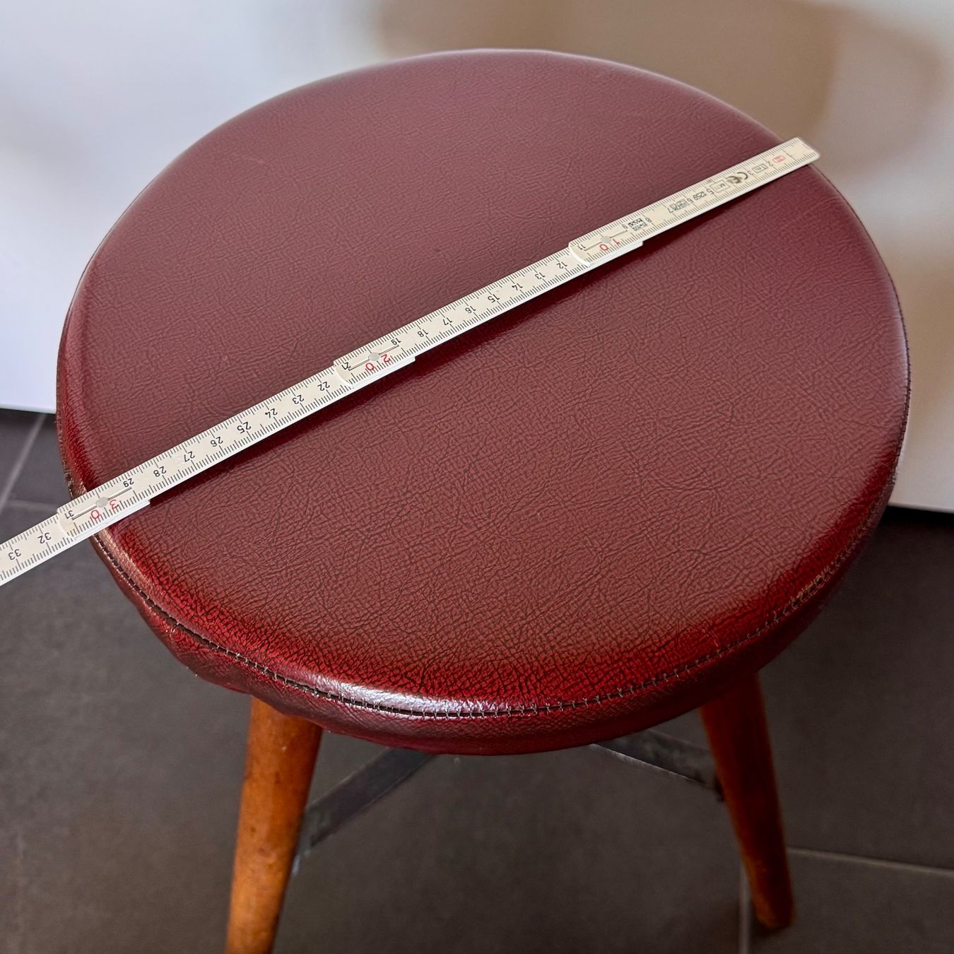 Hocker: Wunderschöner Hocker Mid Century Rot Stuhl – Gebraucht aus Rothrist von Fondgruebe 7