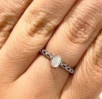 Ring aus weißem Opal