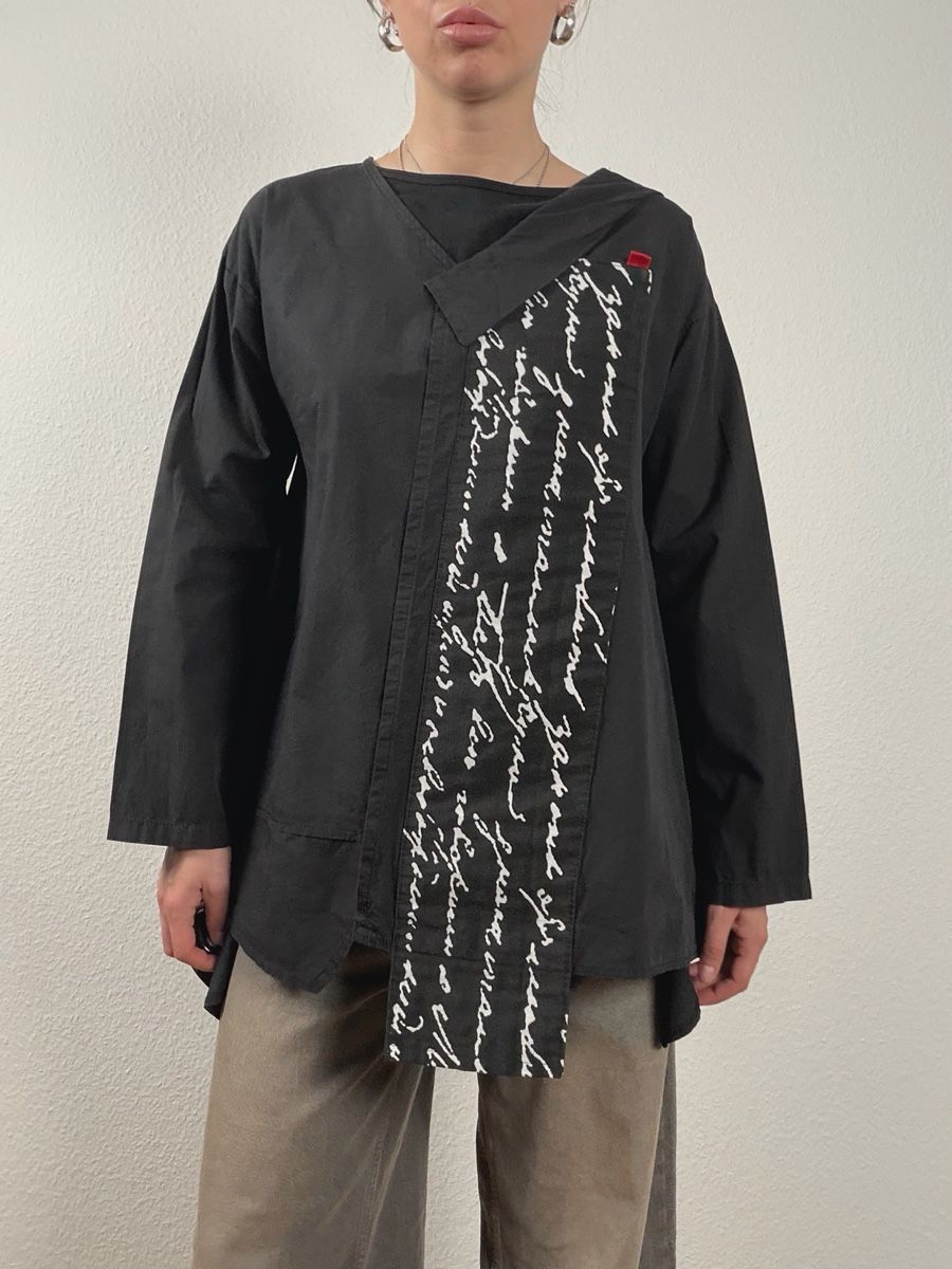 H&M Camicette: Unique H&M Black Shirt Size S Long Sleeve Script Detail – Usato da Knonau venduto da Grapesvintage