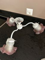 Plafonnier blanc 3 abat-jour roses verre dépoli bon état