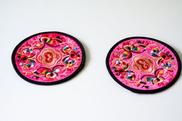Set mit 2x Asiatische bestickte Untersetzer, Top Zustand