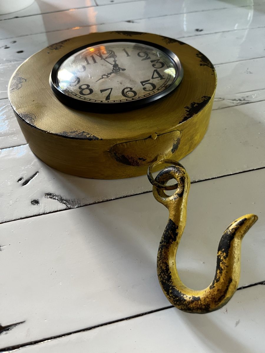 Orologi: orignelle Wanduhr kolonial Stil – Usato da Rüti ZH venduto da huzzelrock 1