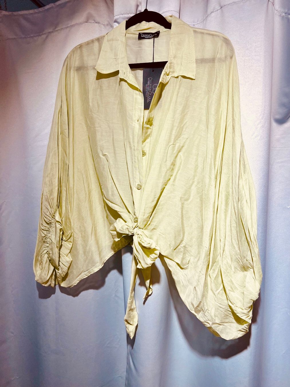 Blusen: Halbtransparente Binde-Bluse mit Ballon-Ärmeln – Neu und originalverpackt aus Zürich von Naebeli