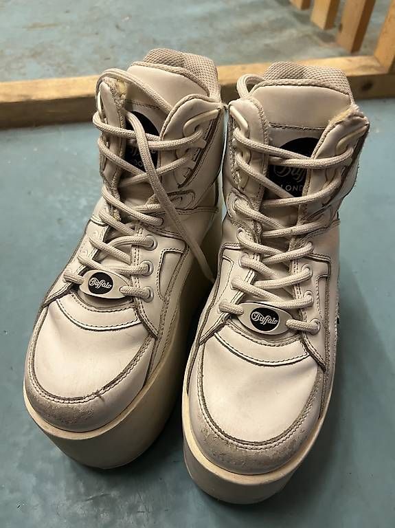 Scarpe da donna: BUFFALO TOWER PLATEAU SNEAKER BOOTS – Usato da Zürich venduto da bekkabra