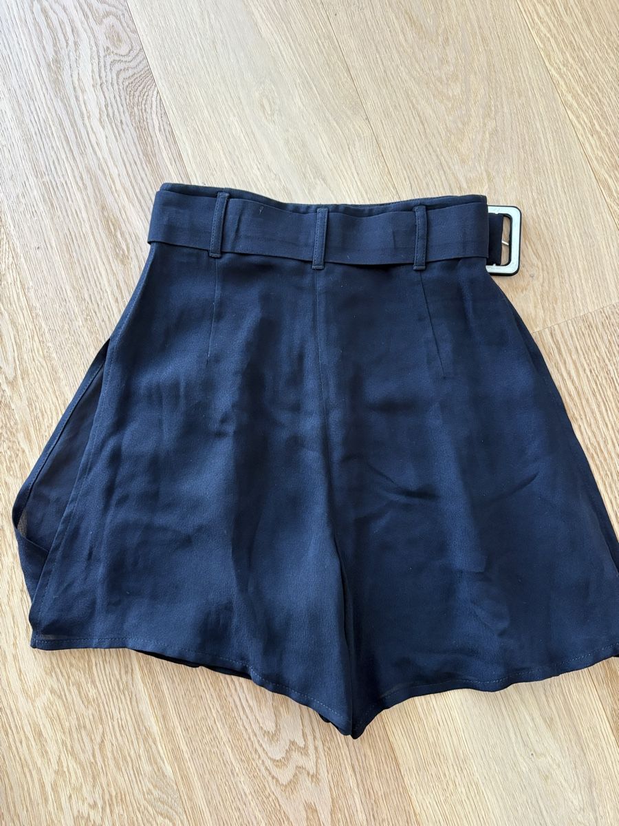 Pantaloni: Byblos black summer shorts  – Usato da St. Gallen venduto da ott_f827 1