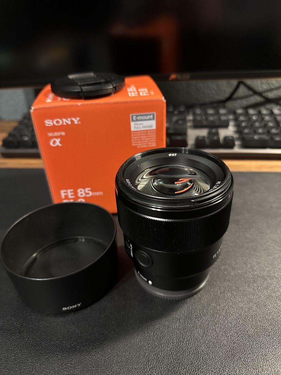 Sony Obiettivi: Sony FE 85mm f1.8 – Nuovo (secondo la descrizione) da Basel venduto da Denobietet 1