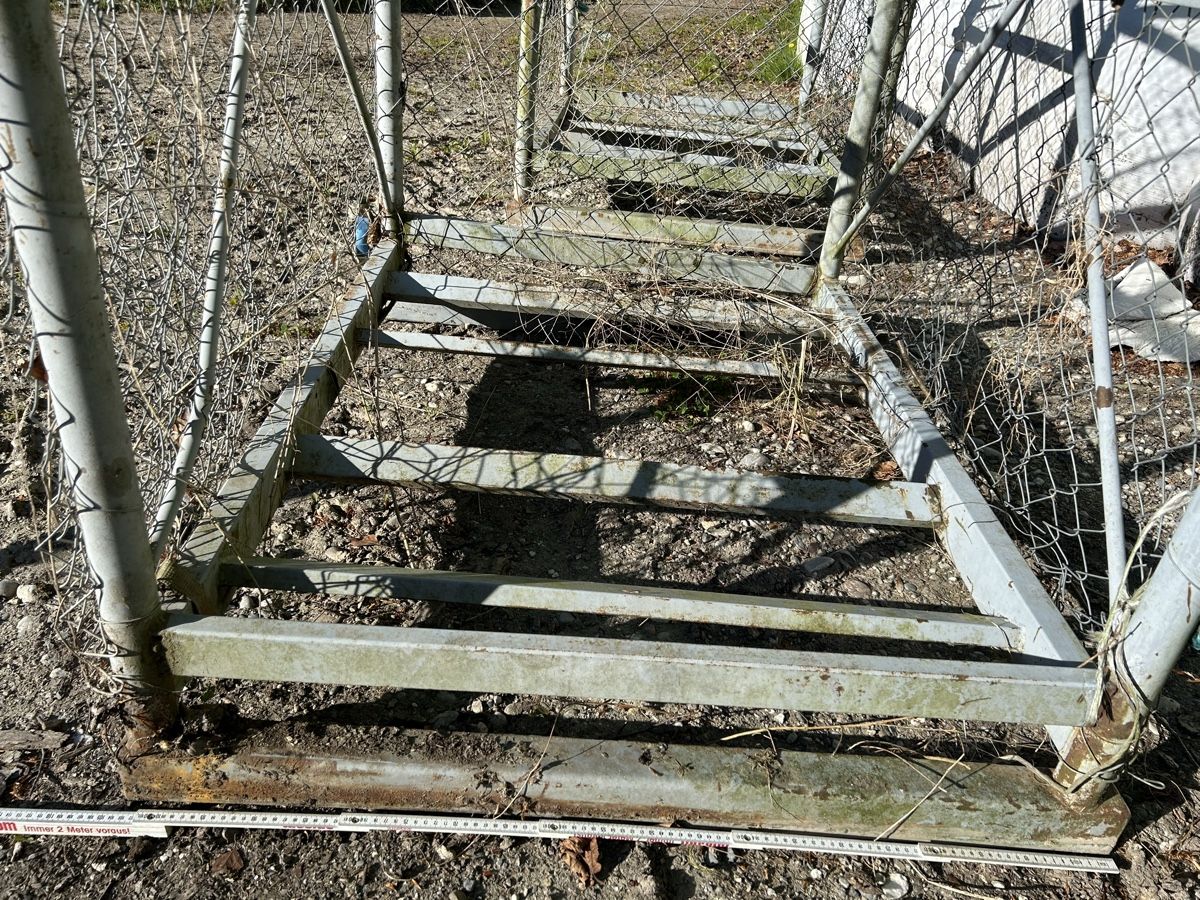 Griglie e Inferriate: Robuster Metallkäfig, ideal für Holz oder Garten – Usato da Rüedisbach venduto da Moosbacher 3