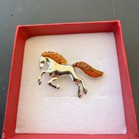 Silberanhänger: Pferd mit Bernstein