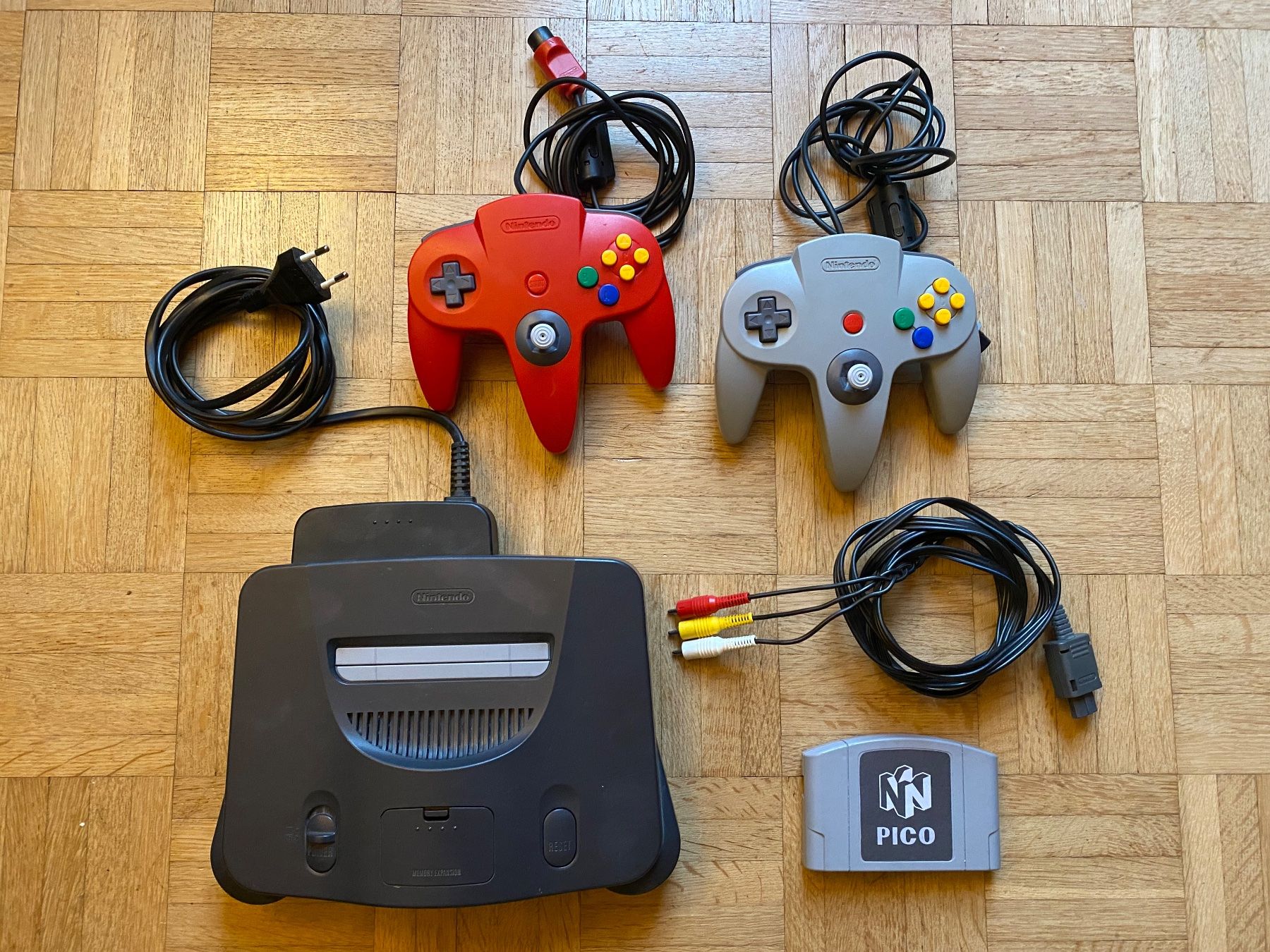 Nintendo Konsolen: Nintendo N64 Konsole + 2 Controller + PicoCart64 – Gebraucht aus Adliswil von synchrot